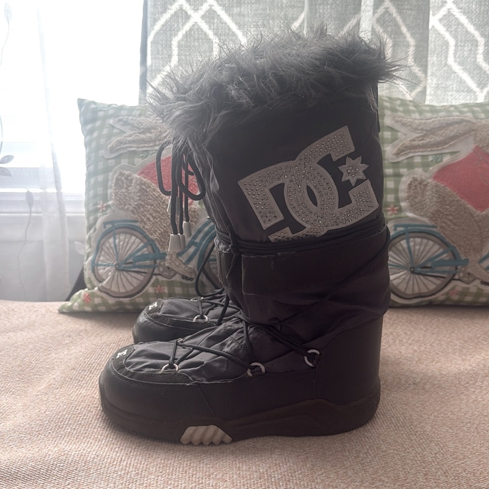Grey DC Chalet Boots w/ Embellished Logo Women Size 8